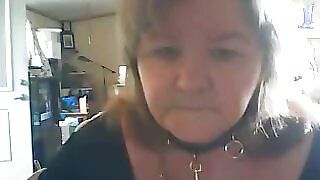 Неслухняна стара сука на веб -камері показала свою смердючу кицьку і обвислі цицьки
