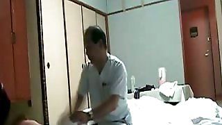 Кучерявий аматорський прихований кулачок відео з непристойних азіатських масажистів дражнить леді