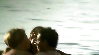 Шпигунство за сексуальними оголеними матусями, які купаються в озері на нудистському пляжі