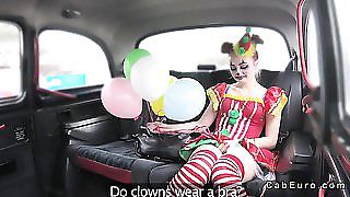 Клоун -немовля бризкає і трахкає в підробленому таксі - безкоштовне порно відео, секс -фільми.
