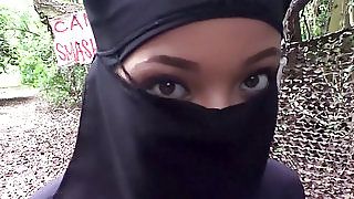 Арабська дівчина повинна носити хіджаб під час сексу
