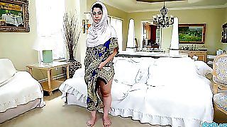 Гаряча грудаста пакистанська нимфоманка Надя Алі рада мастурбувати свою мокру кицьку