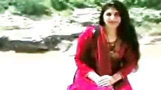 Чарівна і сексуальна аматорська дружина Пакистану роздягається на камеру