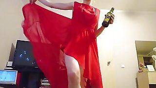 Брудна неслухняна дівчина: святковий дражок у червоній сукні
