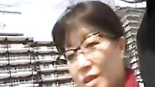 Класна азіатська леді в окулярах скидає одяг і викриває - безкоштовне порно відео, секс -фільми.