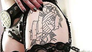 Струнка татуювана модель Сет Гембл закінчує позуванням і трахкається в анал