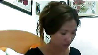 Гаряча китайська матуся блимає її цицьками і волохатою пиздою на веб -камері