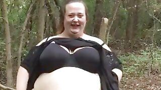 Ssbbw bbw блимає великими дупами і животом у парку публічно