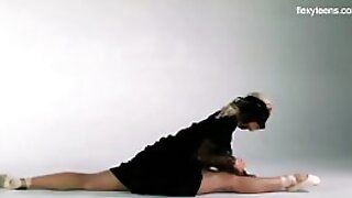 Оголена балерина Маня Балеткіна супер гаряча гнучка підліток