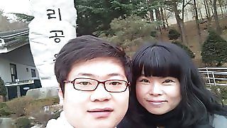 Аматорська корейська пара трахає в класичній місіонерській позиції на камеру